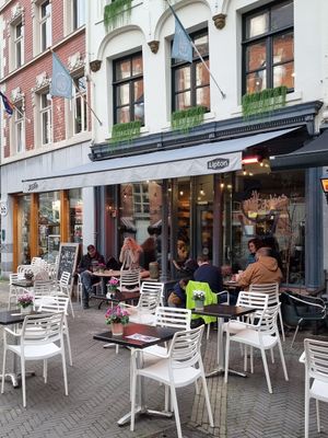 Front and outdoor seating at Milk and Cookies in Venlo