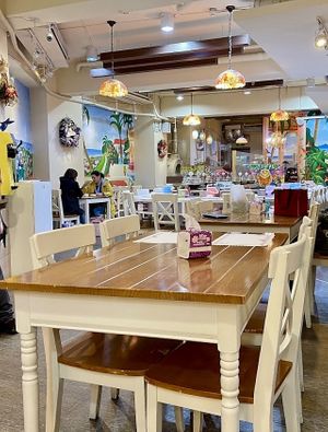 Table seating   at Fondu - 有哆創意蔬食洋食館 in Taipei