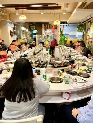 Hot pot seating  at Fondu - 有哆創意蔬食洋食館 in Taipei