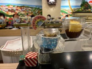 Vegan dessert options on the train are in blue paper cups, whereas the brown ones contain dairy at Fondu - 有哆創意蔬食洋食館 in Taipei