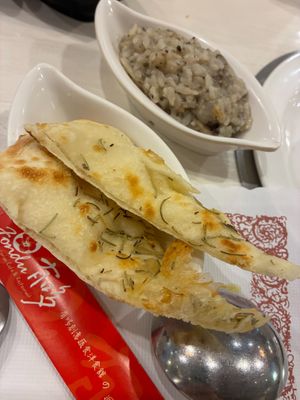 Risotto and flatbread, served by staff at Fondu - 有哆創意蔬食洋食館 in Taipei