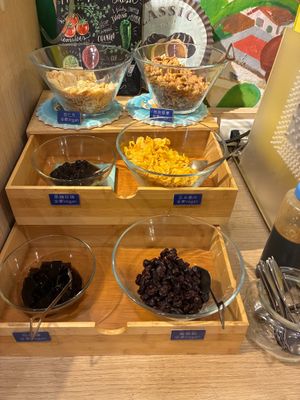 Soft serve toppings at Fondu - 有哆創意蔬食洋食館 in Taipei