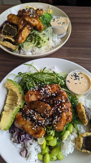 Mock chicken poke bowl at Eazie in Zaandam