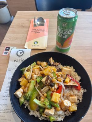 Great tempeh & mango bowl  at Eazie in Zaandam
