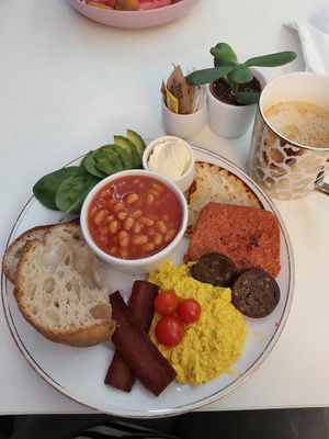 Full Scottish breakfast with spiced Pumpkin Laté at Naked Bakery in Edinburgh