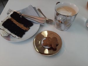 Honeycomb cake with gingerbread latte at Naked Bakery in Edinburgh