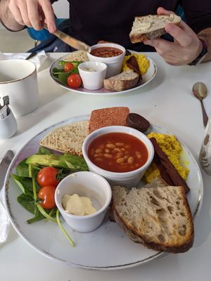 Full scottish breakfast at Naked Bakery in Edinburgh
