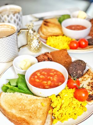 Full scottish breakfast at Naked Bakery in Edinburgh