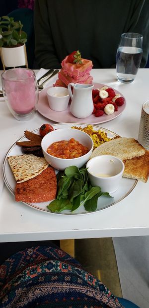Full Scottish breakfast at Naked Bakery in Edinburgh
