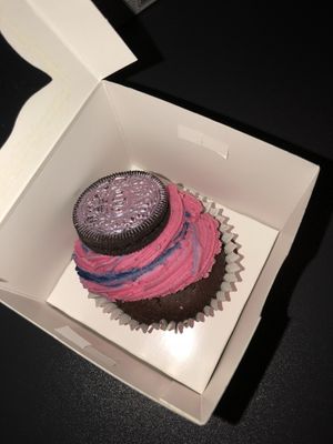 The cookies and cream cupcake 🤤 at Naked Bakery in Edinburgh