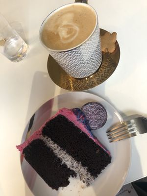 Cookies&Cream Cake, Ginger Bread Latte at Naked Bakery in Edinburgh