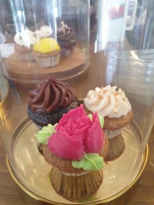 Mini cupcakes at Sweets by Pepper in Geneva