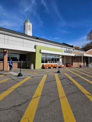 Store front at Heinen's Grocery Store in Chagrin Falls