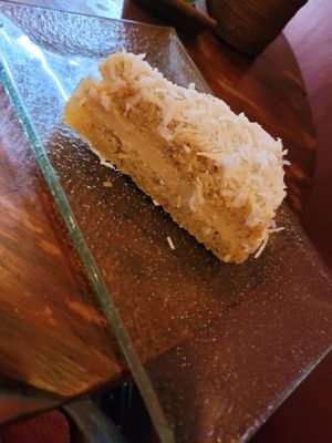 Le gâteau coco caramel : très bon goût de coco, caramel subtil : très bon at Kafe in Ubud