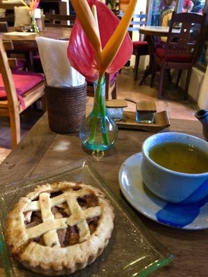 apple pie and mint tea at Kafe in Ubud