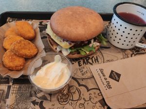 Cheeseburger and nuggets at Swing Kitchen - Rosenthalerstraße in Berlin