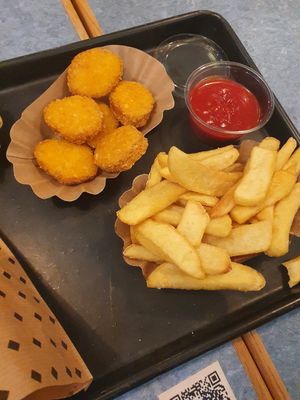 Golden Nuggets & Pommes at Swing Kitchen - Rosenthalerstraße in Berlin