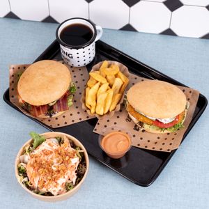 Cole Slaw, Swing Burger with extra Bacon, Pommes, Vienna Burger and Charly's BBQ Dip at Swing Kitchen - Rosenthalerstraße in Berlin