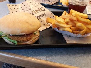 Vienna burger and chips at Swing Kitchen - Rosenthalerstraße in Berlin