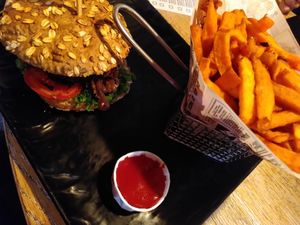 Golden Vegan Burger und Süßkartoffelfritten at Leo's Juice and Burger in Luebeck