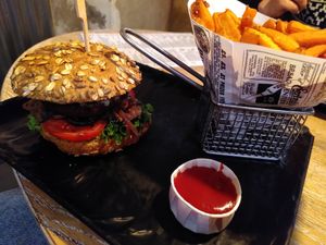 Golden Vegan Burger und Süßkartoffelfritten at Leo's Juice and Burger in Luebeck