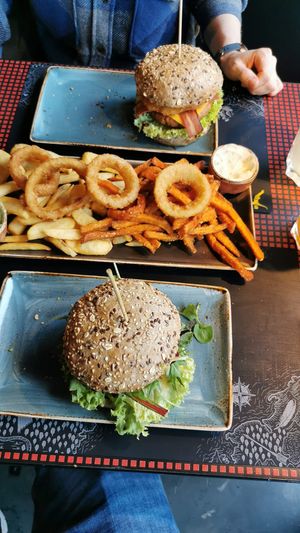 ‚Hüttenzauber’ und ‚Der Held‘, dazu der ‚Frittenmix‘ (die Onion Rings sind leider nicht vegan, es ist Milch enthalten - auf der Karte entsprechend gekennzeichnet)  at Peter Pane - Holstentor in Luebeck