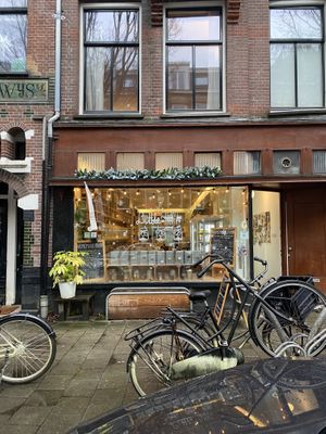 🌱Delicious Leek Almond Pie , - Chickpea  Pumpkin curry, Vegan Lentil soup, crackers.All made on the spot. Kombucha, coffee w/homemade almond milk & banana bread & Tosca almond p at Little Plant Pantry in Amsterdam