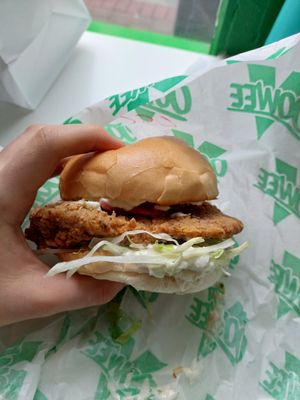 'Chicken' burger with garlic mayo, lettuce and red onions at Oowee Vegan - Baldwin in Bristol