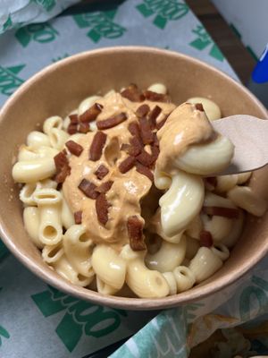 Bacon Mac and cheese   at Oowee Vegan - Baldwin in Bristol