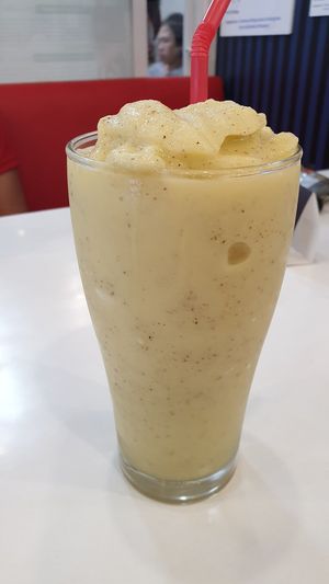 Large kiwi peach smoothie (98 baht) at Juice Hub in Chiang Mai