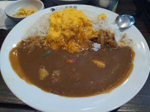 Curry muy rico y contundente, tienen opción vegetariana y diversos toppings, muy amable la atención. La opción de curry es de picante regular hacia arriba, así que si no estás at Coco Ichibanya - Onarimon  in Tokyo