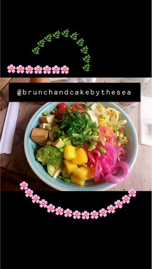 Tofu, Zucchini, Seaweed, Edamame and Mango Salad at Brunch and Cake By The Sea in Barcelona