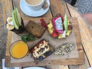 Tabla vegana (banana bread, açaí and other stuff) at Brunch and Cake By The Sea in Barcelona