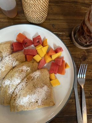 Vegan pancake mit Obstsalat und Ahorn Sirup   at Ganita Cafe in Pai
