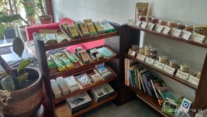 Tea from the Royal Thai Project, herbs, spices, grains and seeds at Ganita Cafe in Pai