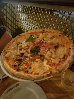 Vegan pizza at Mister O1 - Brickell in Miami