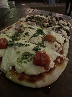 Pizza vegana mitad napo mitad champis at Cervario in Rosario