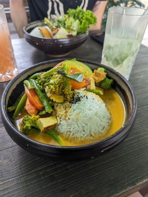 Red curry and Alma as a drink at H2 - Be Veggie - VegUp in Berlin