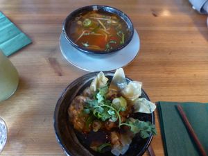 Wonton starter and soup of the day at H2 - Be Veggie - VegUp in Berlin