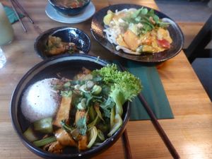 Tamarinde bowl (vegan) and udon noodles at H2 - Be Veggie - VegUp in Berlin