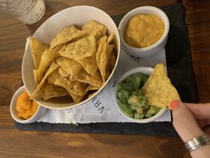 Nachos con cheddar vegano at Vrinda in Rosario