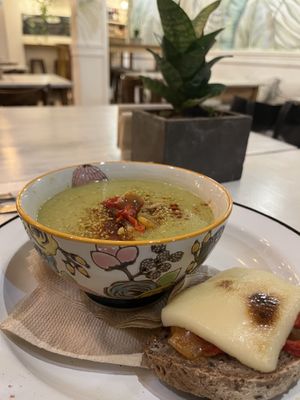Sopa de crema de arvejas y brócoli (vegana)  at Vrinda in Rosario