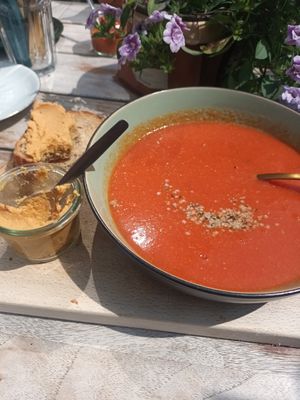 Tomato-lentilsoup and bread with hummus at Engel Winkelcafé in Zwolle