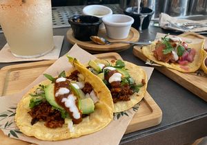 I completely forgot to take photos of our starters (guacamole and tamal🫔)… Certainly recommend them both! As a main we got two types of tacos one with jackfruit and el pastor  at Gallo Santo in Barcelona