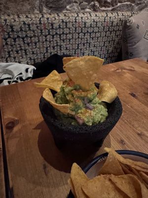 Guacamole con Totopas at Gallo Santo in Barcelona