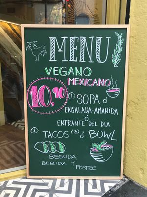 Daily menu includes a starter (soup, salad or selected starter), main course (selected bowl or 3 tacos), dessert and a drink. It costs €10,90 at Gallo Santo in Barcelona