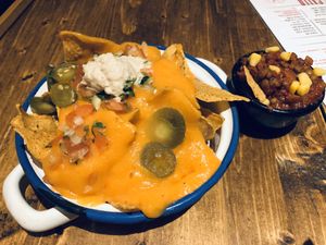 Nachos con chili de lentejas at Gallo Santo in Barcelona