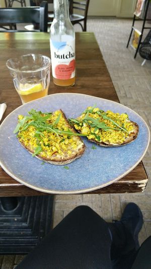 Lekker na het hardlopen rondje geestmerambacht, een heerlijk vegan roerbak ei 😃 at Lovers & Hunters in Broek Op Langedijk