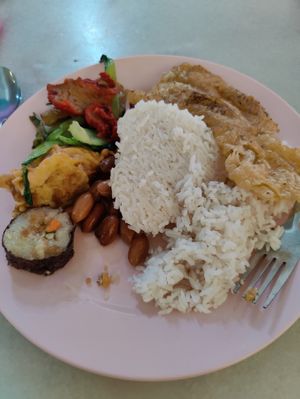 Rice with food from the buffet (tofu, beans,..) at Chin Hua Vegetarian Food in Malacca