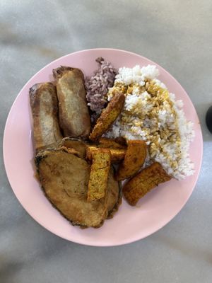 Todo lo que veis en las fotos es Vegano 🤤🥰  at Chin Hua Vegetarian Food in Malacca